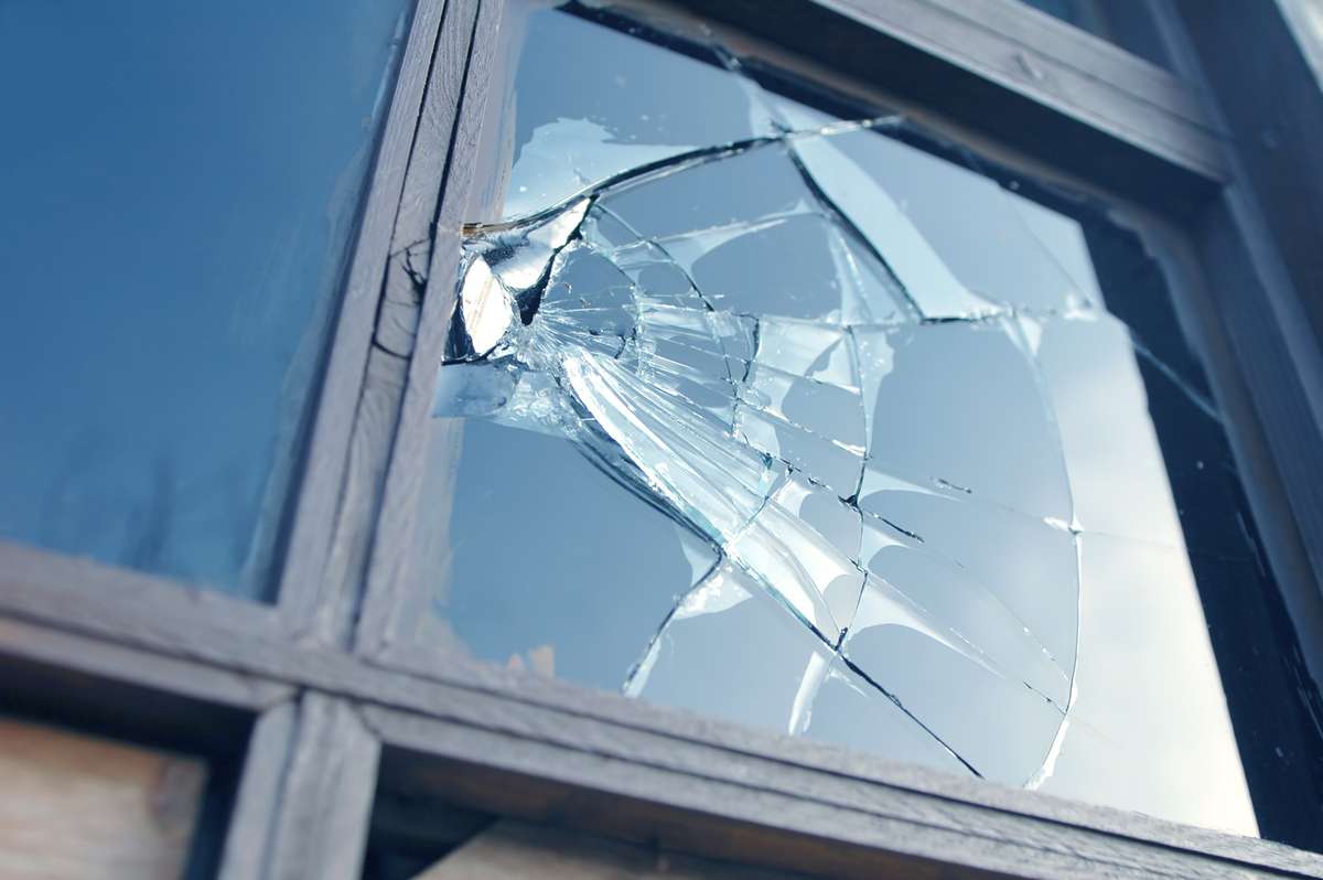 Broken window (R) (S)